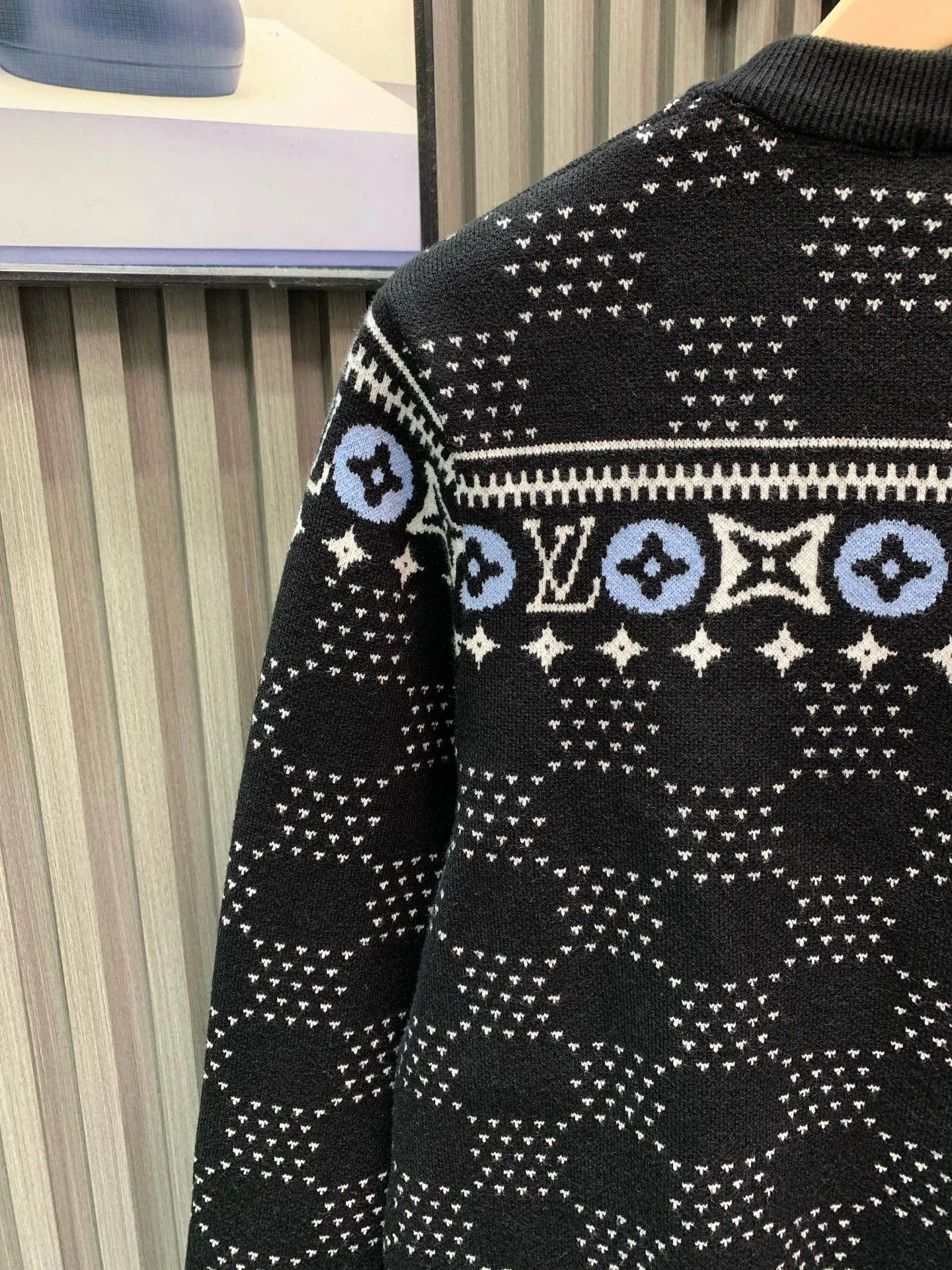 🅿️400 🀄️ Louis Vuitton Louis Vuitton 25Fw new autumn and winter style, full-print logo pattern crew neck sweater, exclusive high-end production, a style that people will fall in love with at first sight, full of Louis Vuitton style, using customized fabrics, the version is very good, it can have the lazy taste of the street, but also very casual and western style, the texture is super good, babies must arrange it